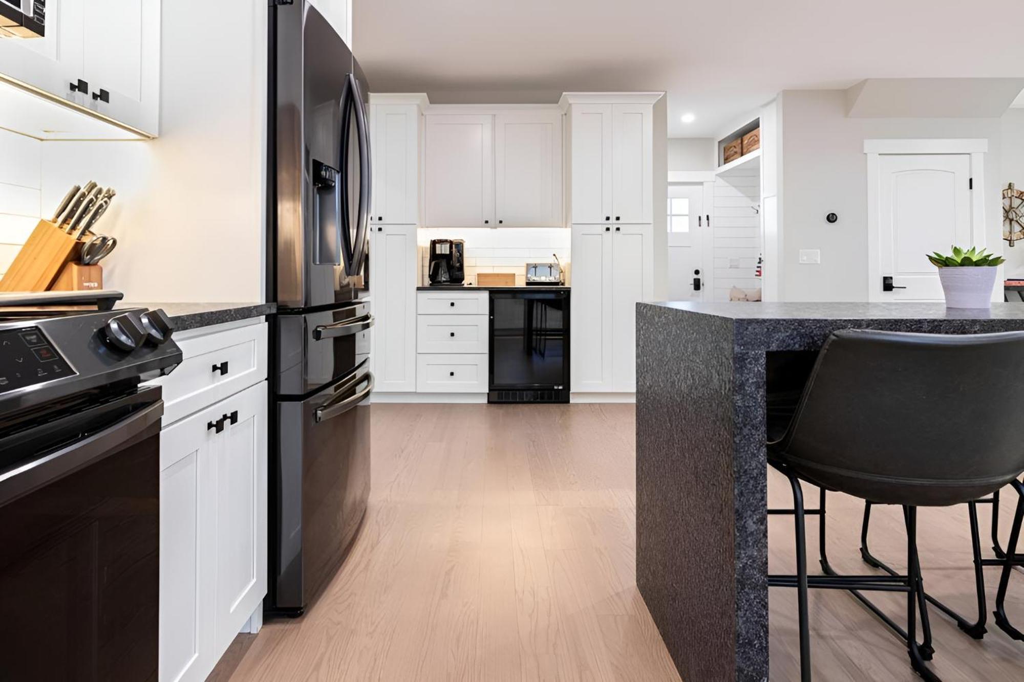 Renovated & Sophisticated Home Near Beach & Shops! Барнстейбл Экстерьер фото