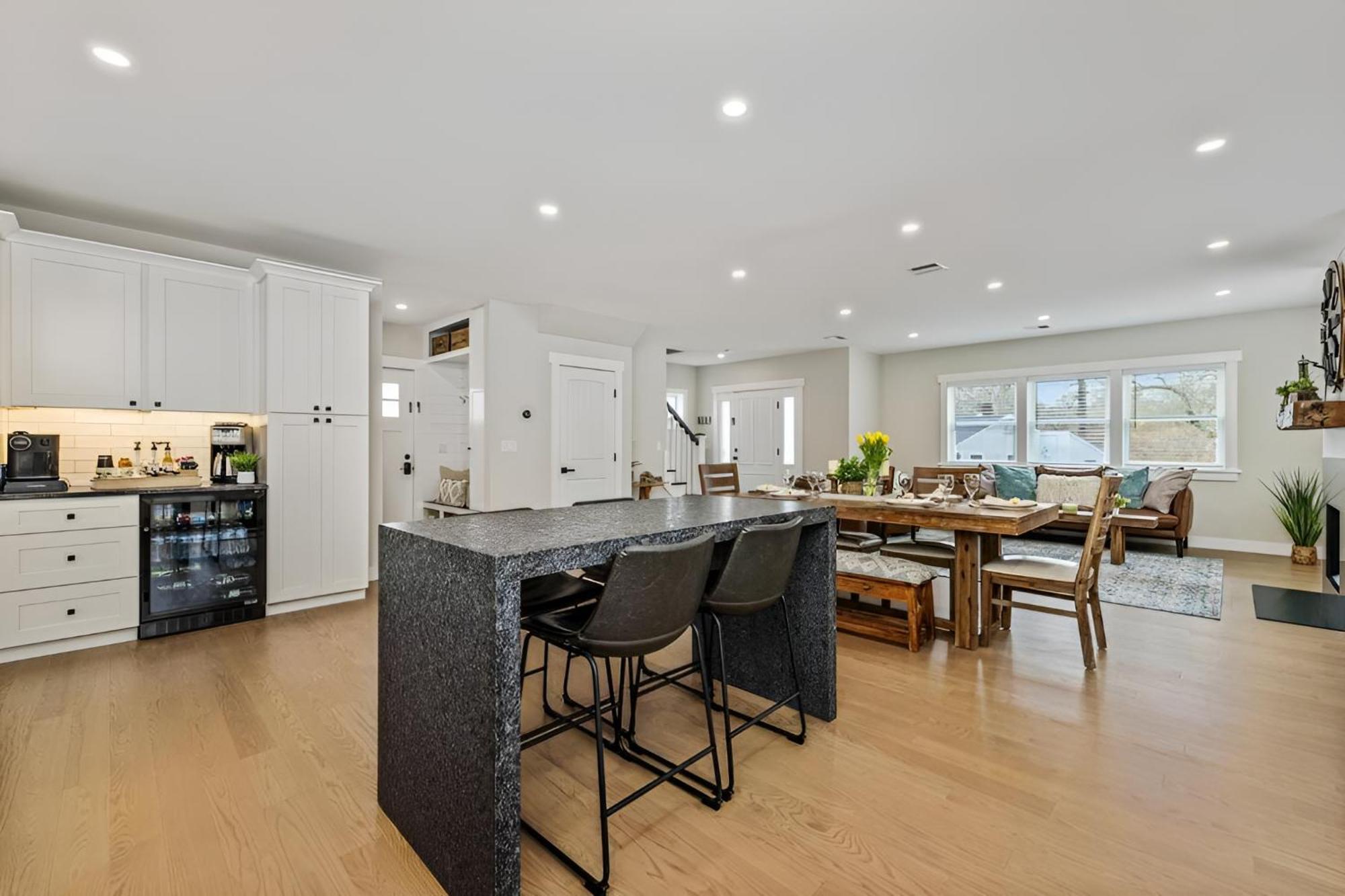 Renovated & Sophisticated Home Near Beach & Shops! Барнстейбл Экстерьер фото